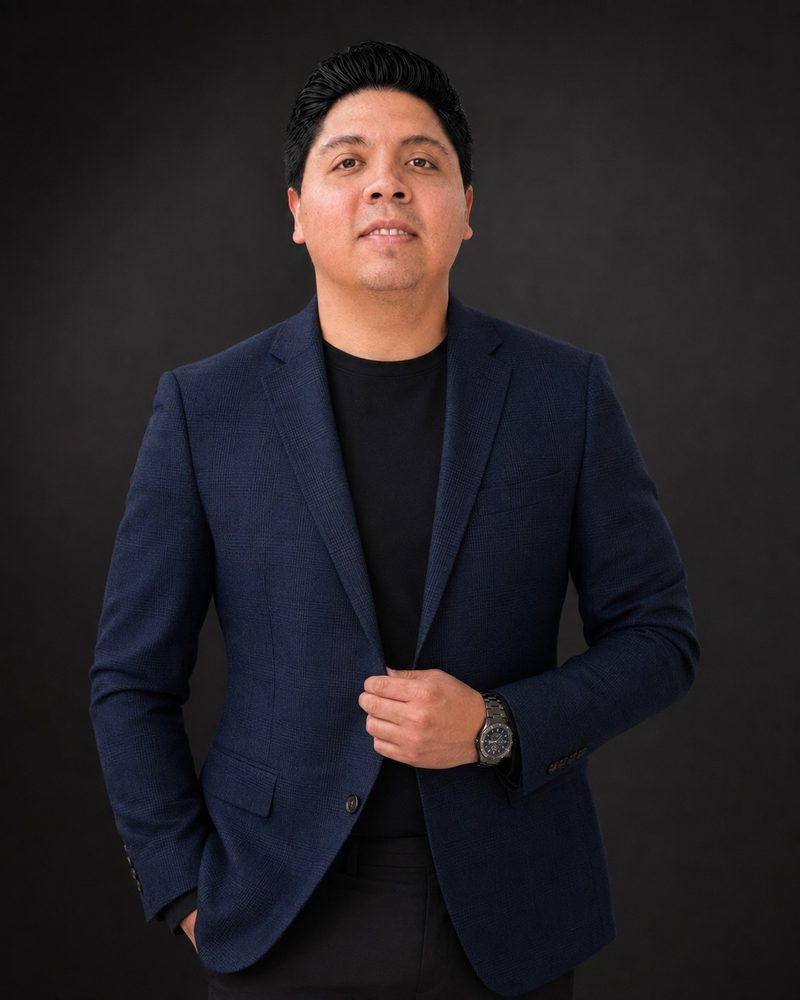 Carlos Franco, asesor inmobiliario de Century 21 Gold Team, retrato de estudio