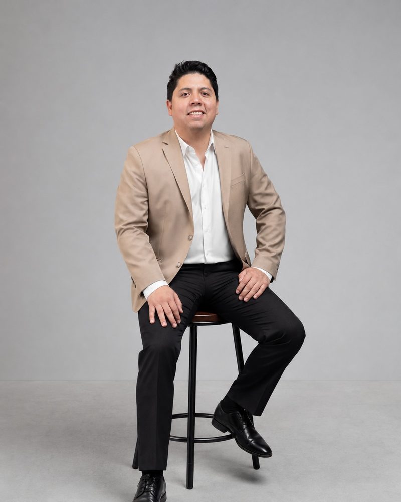Retrato profesional de Carlos Franco, asesor inmobiliario